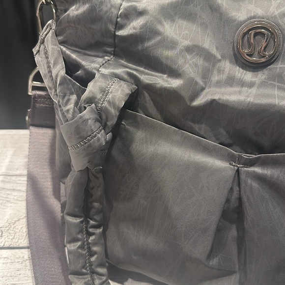 🍋Lululemon Athletica Triumph Large Gray Tote Gym Bag🍋 - Picture 3 of 16
